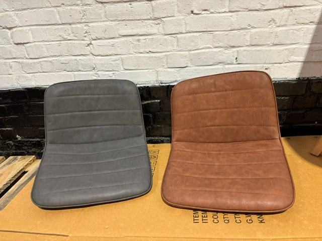 Lot van ca 150 zittingen voor barstoelen in lederlook - afbeelding 1 van  1