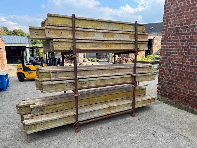 Lot van dokabalken met stapelrekken bouw- en bevestigingsmateriaal - afbeelding 1 van  3