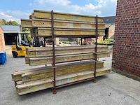 Lot van dokabalken met stapelrekken bouw- en bevestigingsmateriaal - afbeelding 1 van  3