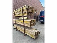 Lot van dokabalken met stapelrekken bouw- en bevestigingsmateriaal - afbeelding 2 van  3