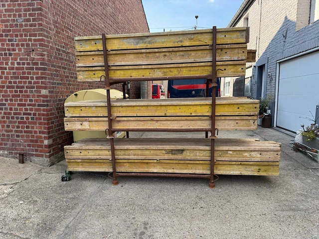 Lot van dokabalken met stapelrekken bouw- en bevestigingsmateriaal - afbeelding 3 van  3