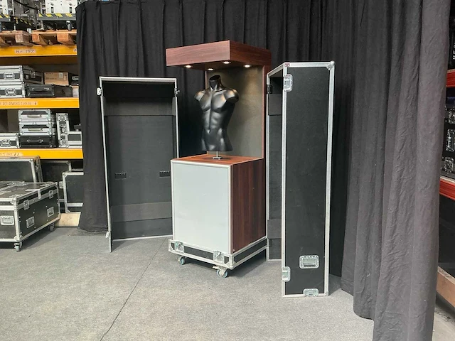 Lot van paspop met flightcase. - afbeelding 1 van  12