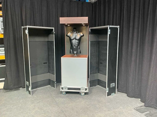 Lot van paspop met flightcase. - afbeelding 5 van  12