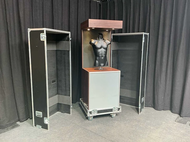 Lot van paspop met flightcase. - afbeelding 6 van  12