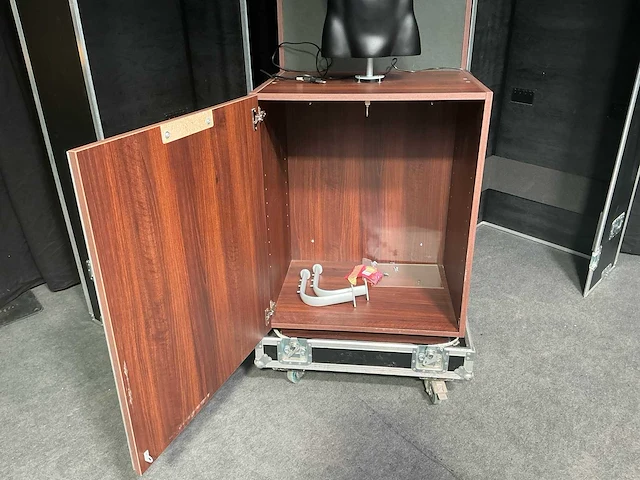 Lot van paspop met flightcase. - afbeelding 3 van  12