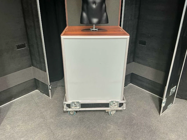 Lot van paspop met flightcase. - afbeelding 12 van  12