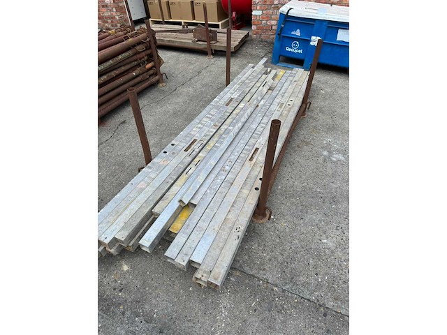 Lot van stapelrek en metsersprofielen bouw- en bevestigingsmateriaal - afbeelding 1 van  2