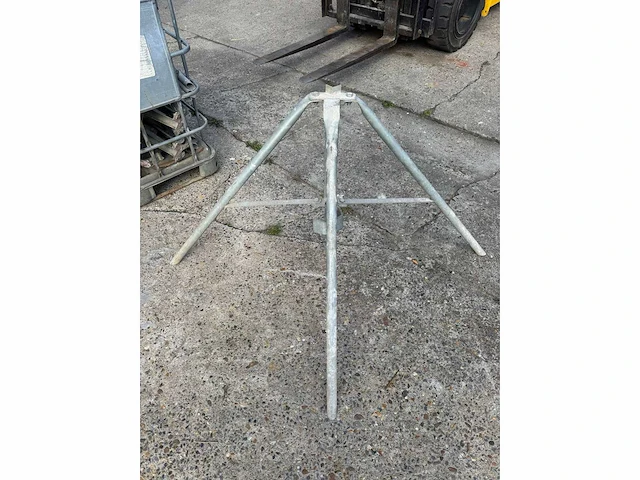 Lot van steunen en koppen voor schroefstempels bouw- en bevestigingsmateriaal - afbeelding 1 van  7