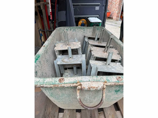 Lot van steunen en koppen voor schroefstempels bouw- en bevestigingsmateriaal - afbeelding 7 van  7