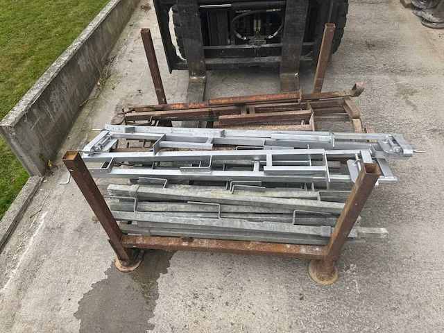 Lot van valbeveiligingen en leuningen bouw- en bevestigingsmateriaal - afbeelding 2 van  14