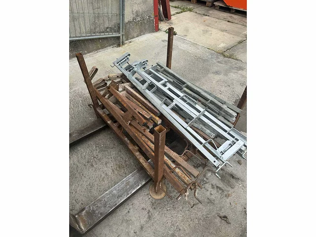 Lot van valbeveiligingen en leuningen bouw- en bevestigingsmateriaal - afbeelding 9 van  14