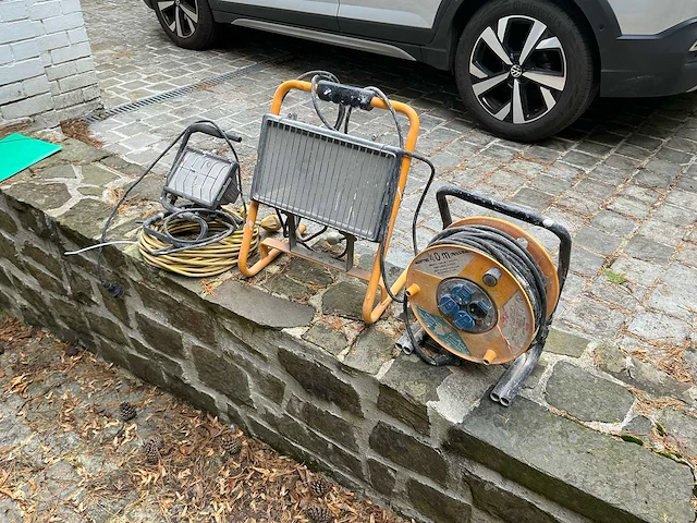 Lot van verschillende elektrische toebehoren bouw - afbeelding 1 van  7