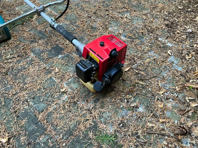 Lot van verschillende tuingereedschappen. - afbeelding 12 van  17