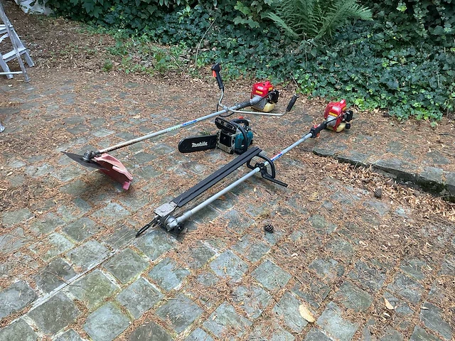 Lot van verschillende tuingereedschappen. - afbeelding 1 van  17