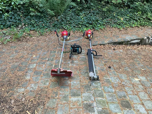 Lot van verschillende tuingereedschappen. - afbeelding 2 van  17