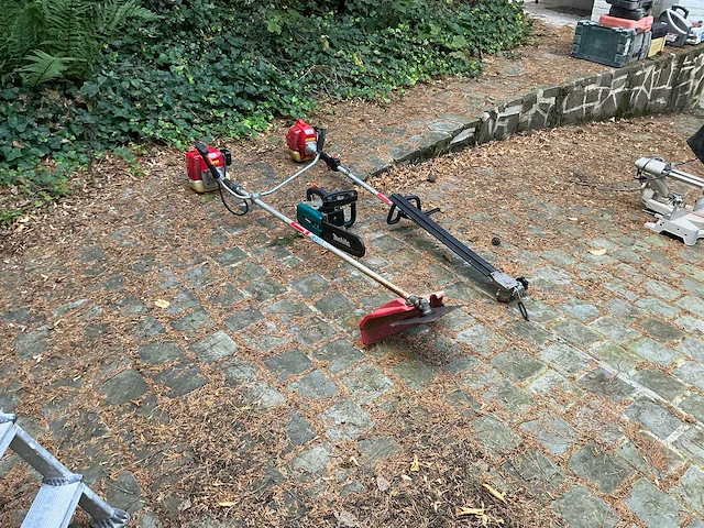 Lot van verschillende tuingereedschappen. - afbeelding 3 van  17