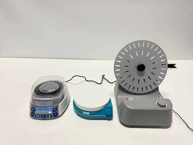 Lot various laboratory equipment - afbeelding 1 van  5