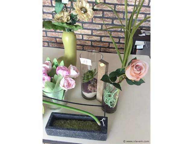 Lot vazen met inhoud - afbeelding 3 van  3