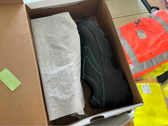 Lot veiligheidsschoenen overige werkkleding - afbeelding 2 van  3