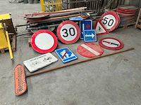 Lot verkeersborden signalisatie / wegblokkades - afbeelding 1 van  9