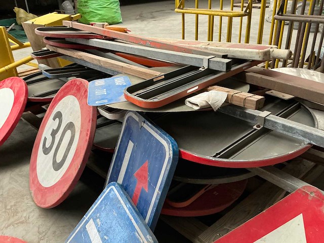 Lot verkeersborden signalisatie / wegblokkades - afbeelding 9 van  9