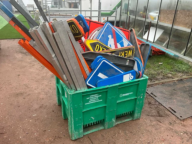 Lot verkeersborden - afbeelding 1 van  11