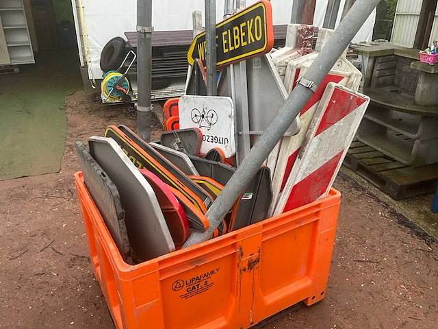 Lot verkeersborden - afbeelding 6 van  11
