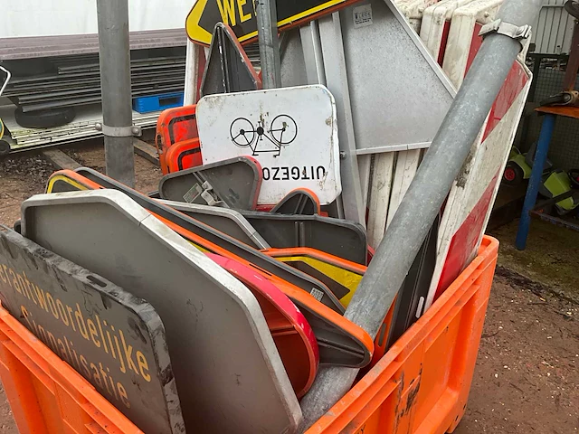 Lot verkeersborden - afbeelding 8 van  11