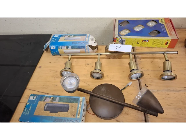 Lot verlichting - afbeelding 1 van  1