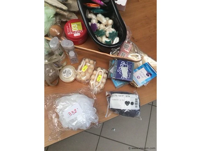 Lot verzorgingsproducten - afbeelding 2 van  3