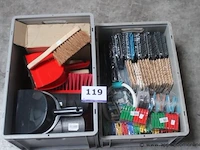 Lot wasknijpers plus vuilblikken - afbeelding 1 van  3