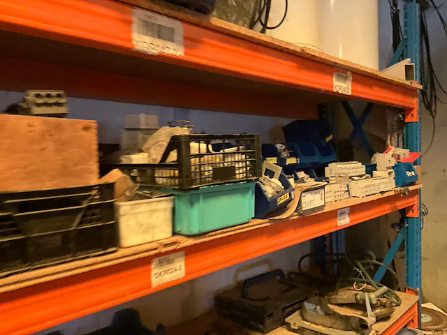 Lot werkgereedschappen inclusief rekken en inhoud - afbeelding 101 van  343