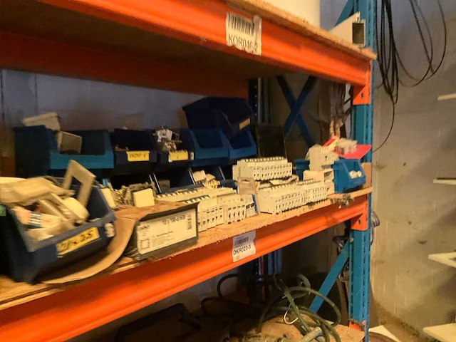 Lot werkgereedschappen inclusief rekken en inhoud - afbeelding 102 van  343
