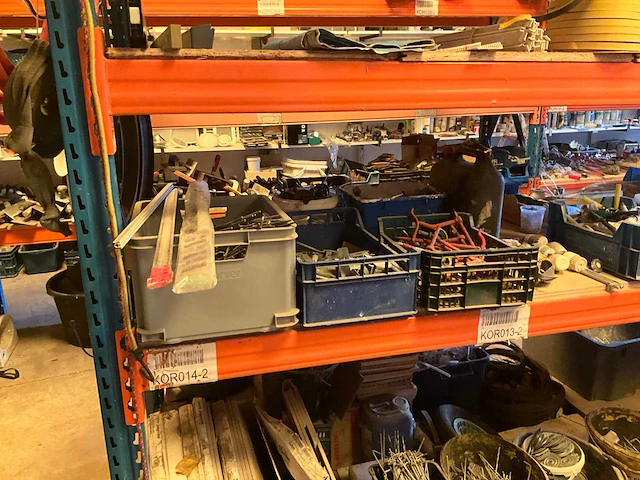 Lot werkgereedschappen inclusief rekken en inhoud - afbeelding 112 van  343