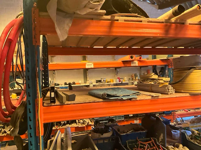 Lot werkgereedschappen inclusief rekken en inhoud - afbeelding 113 van  343