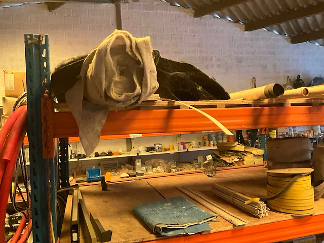 Lot werkgereedschappen inclusief rekken en inhoud - afbeelding 114 van  343
