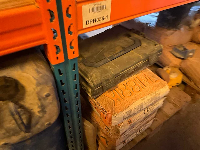Lot werkgereedschappen inclusief rekken en inhoud - afbeelding 119 van  343