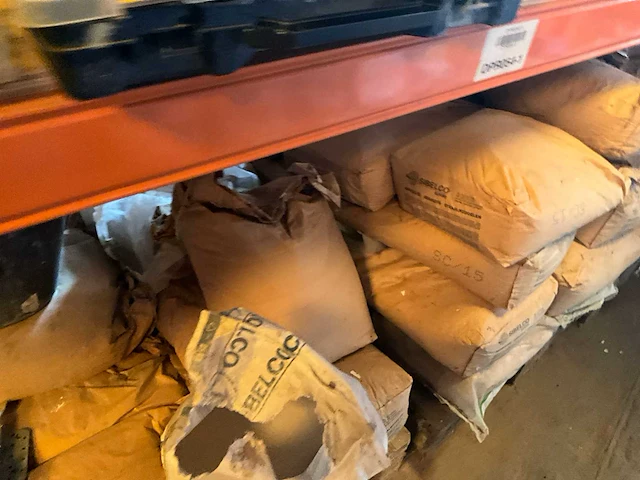 Lot werkgereedschappen inclusief rekken en inhoud - afbeelding 121 van  343