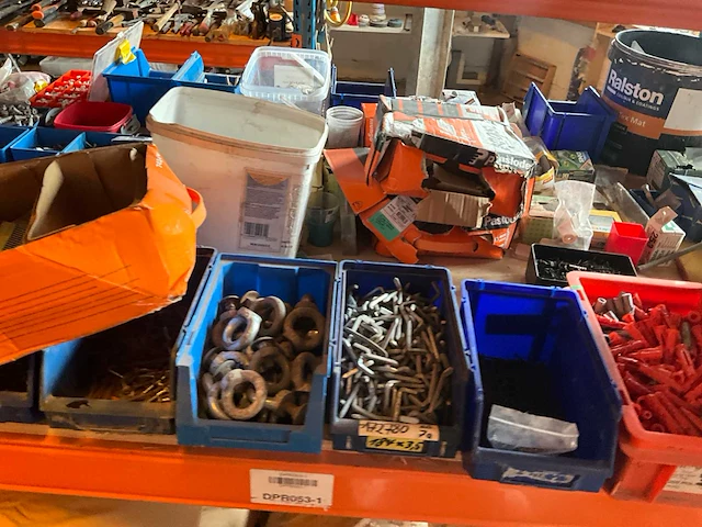 Lot werkgereedschappen inclusief rekken en inhoud - afbeelding 126 van  343