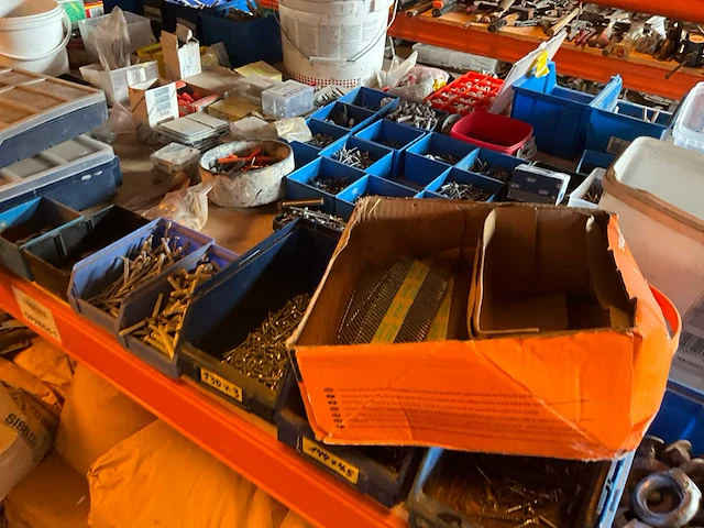 Lot werkgereedschappen inclusief rekken en inhoud - afbeelding 127 van  343