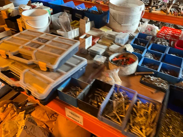 Lot werkgereedschappen inclusief rekken en inhoud - afbeelding 128 van  343