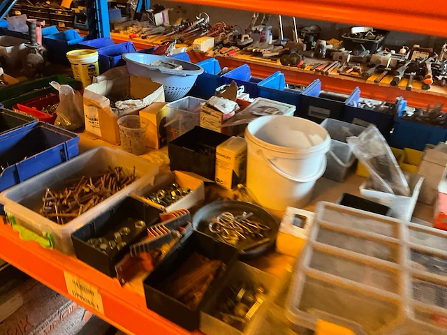 Lot werkgereedschappen inclusief rekken en inhoud - afbeelding 130 van  343