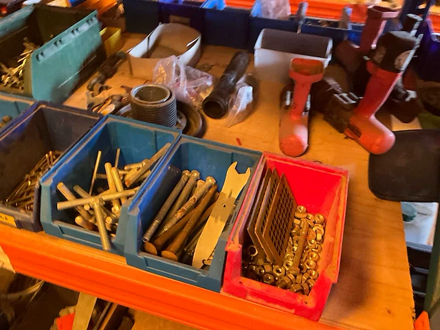Lot werkgereedschappen inclusief rekken en inhoud - afbeelding 133 van  343