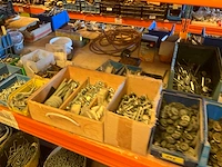 Lot werkgereedschappen inclusief rekken en inhoud - afbeelding 135 van  343