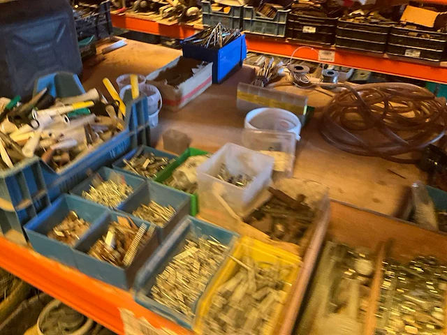 Lot werkgereedschappen inclusief rekken en inhoud - afbeelding 136 van  343
