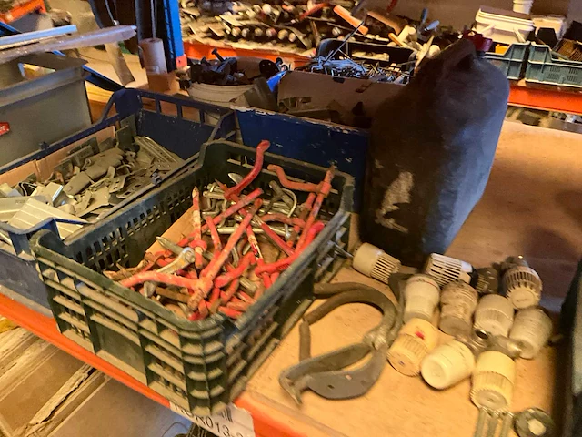 Lot werkgereedschappen inclusief rekken en inhoud - afbeelding 138 van  343
