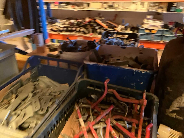 Lot werkgereedschappen inclusief rekken en inhoud - afbeelding 139 van  343