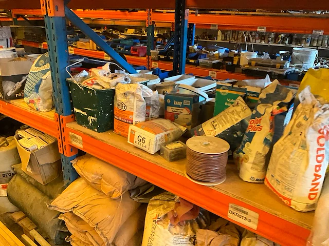 Lot werkgereedschappen inclusief rekken en inhoud - afbeelding 13 van  343