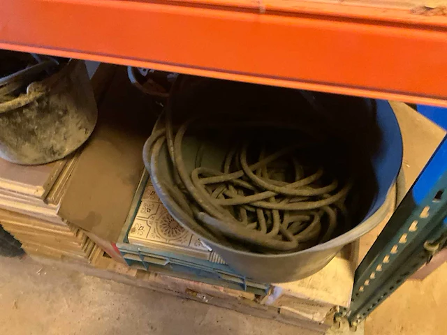 Lot werkgereedschappen inclusief rekken en inhoud - afbeelding 140 van  343