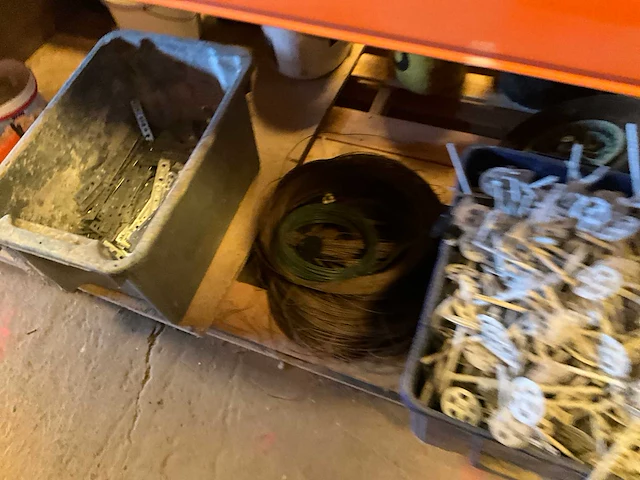 Lot werkgereedschappen inclusief rekken en inhoud - afbeelding 142 van  343